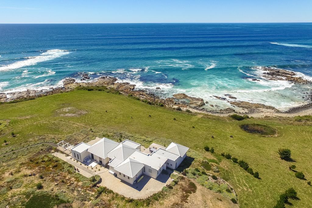 Saltwater - Absolute Oceanfront, Fire Pits, Some Villas With Hot Tubs And Sauna Falmouth Room photo